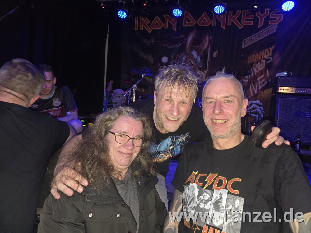 Mehr über den Artikel erfahren Zwei Konzerte, ein Wochenende – Stahlzeit & Iron Donkeys: Ein Musikmarathon der besonderen Art